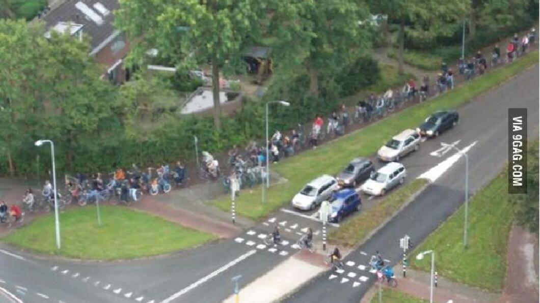 Foto van de fietsfile op 9GAG.jpg