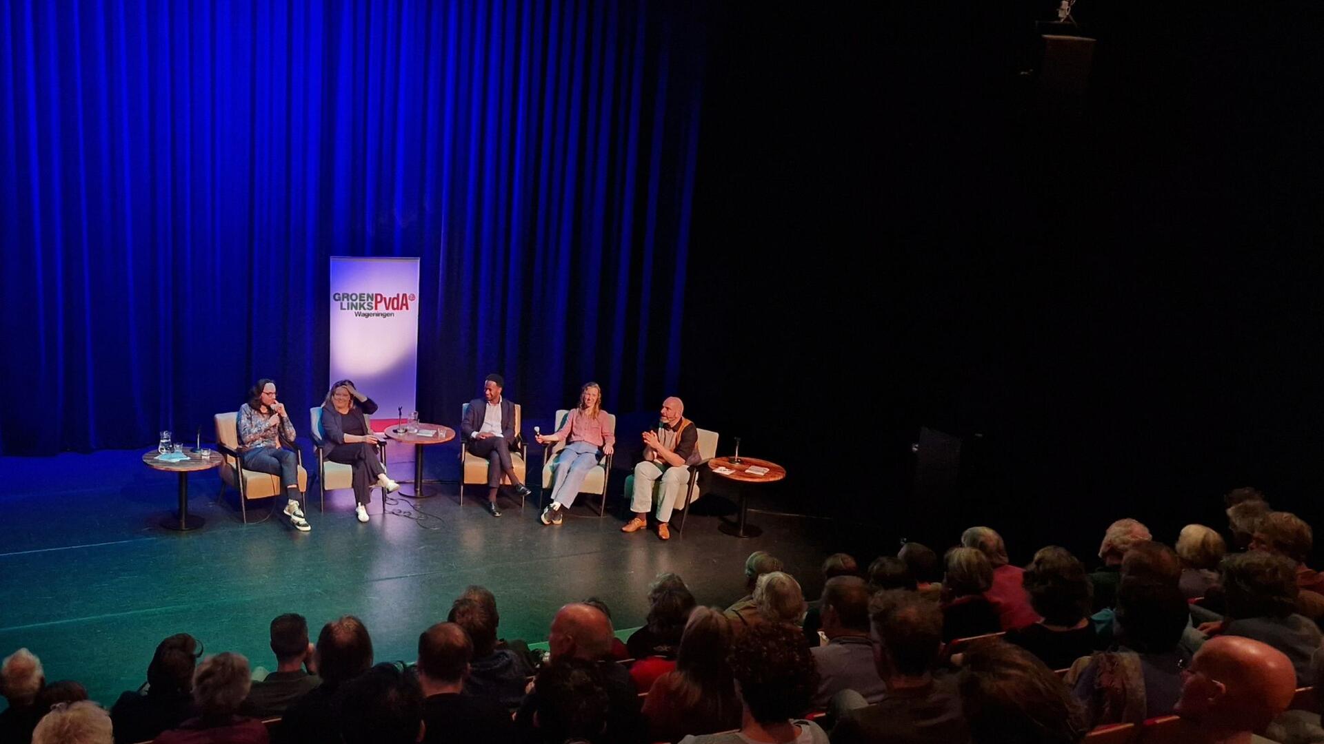 Avond over wonen in Theater Junushoff