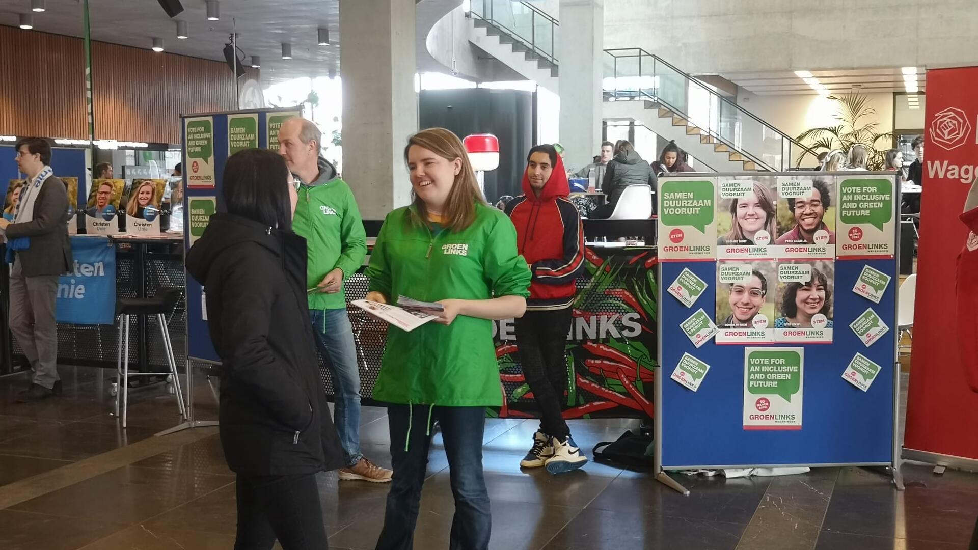 Rosanne Groot op de verkiezingsmarkt 